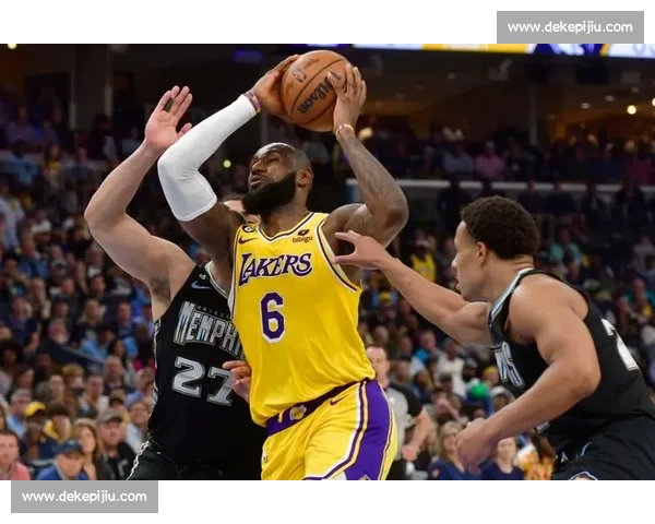 核心侧翼遭截胡！湖人陷双重困境，内线漏洞亟待填补