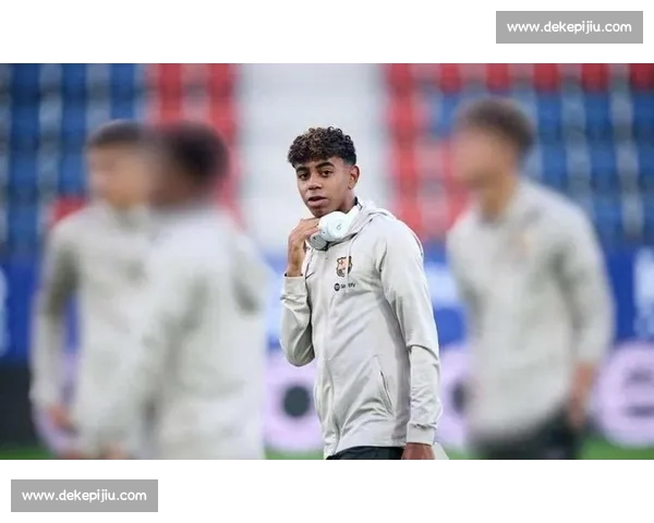 德拉富恩特钦点亚马尔为传奇:足球天赋与谦逊品格并重 德拉富恩特钦点亚马尔为传奇:足球天赋与谦逊品格并重